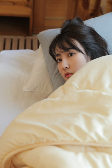 张小斐拿望远镜看贾玲冲浪